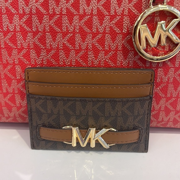 MICHAEL KORS
Reed Large Pebbled Leather Card Holder Case Wallet 
BROWN MK
NWT - Picture 13 of 16